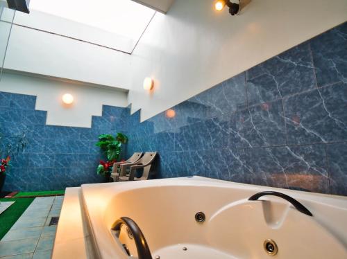 room detail thumbnail 2
