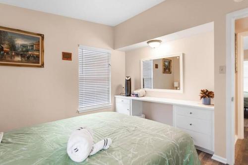 Fenced backyard, king bed, near medical center, Aquarium, and SeaWorld in San Antonio, USA