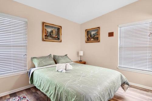 Fenced backyard, king bed, near medical center, Aquarium, and SeaWorld in San Antonio, USA
