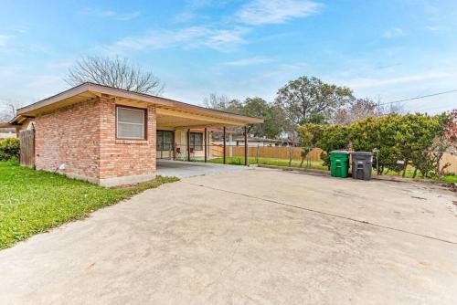 Fenced backyard, king bed, near medical center, Aquarium, and SeaWorld in San Antonio, USA