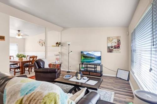 Fenced backyard, king bed, near medical center, Aquarium, and SeaWorld in San Antonio, USA