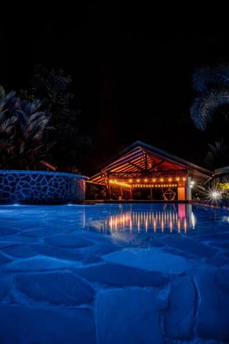 Luxury Cabin with Jacuzzi and Pool in La Fortuna