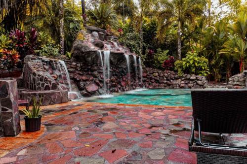 Luxury Cabin with Jacuzzi and Pool in La Fortuna