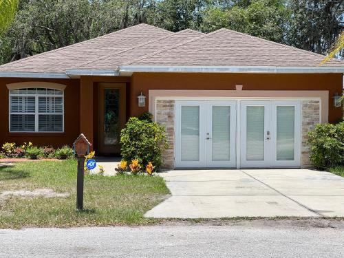 The Scandinavian Contemporary Goud in Lake Alfred, USA