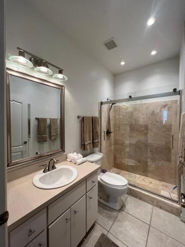 Badezimmer, The Scandinavian Contemporary Goud & Blauw in Auburndale (FL)