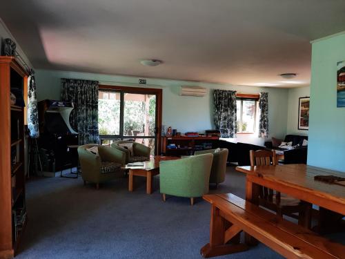 ผับ/เลาจน์, Eden's Edge Eco Lodge in โมตูเอก้า