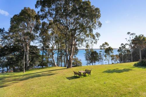 Danalene, 44a Danalene Pde - stunning waterfront property with Air Con, WI-FI, Double Lock Up Garage & Boat Parking, Corlette (фото 4)