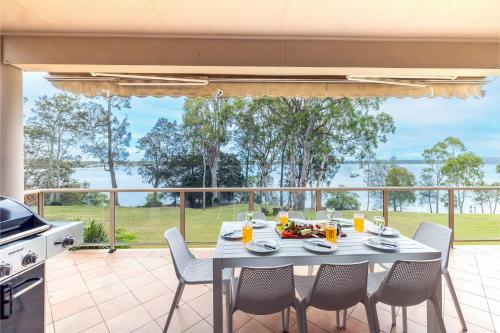 Danalene, 44a Danalene Pde - stunning waterfront property with Air Con, WI-FI, Double Lock Up Garage & Boat Parking, Corlette (фото 7)