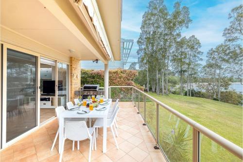 Danalene, 44a Danalene Pde - stunning waterfront property with Air Con, WI-FI, Double Lock Up Garage & Boat Parking, Corlette (фото 8)