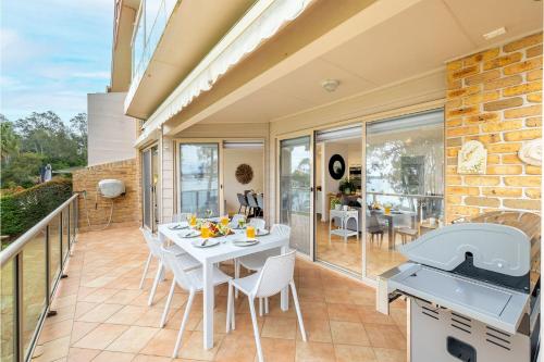 Danalene, 44a Danalene Pde - stunning waterfront property with Air Con, WI-FI, Double Lock Up Garage & Boat Parking, Corlette (фото 9)