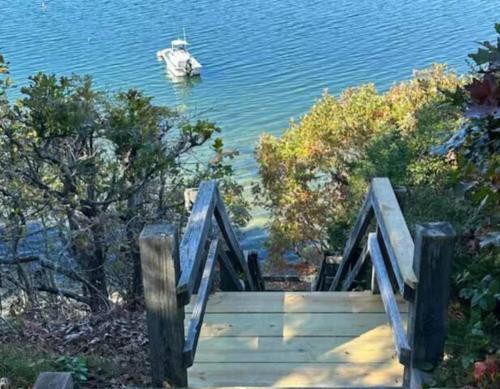 Private Beach Waterfront Oak-Bluffs Family Cottage