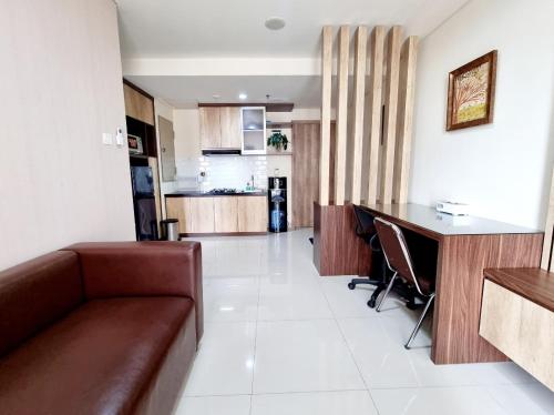 Apt Pejaten Park 1 BR Wood with Pool, Netflix & Washing Machine Jakarta