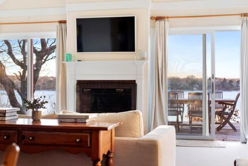 Private Beach Waterfront Oak-Bluffs Family Cottage