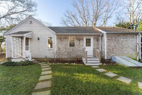 Private Beach Waterfront Oak-Bluffs Family Cottage