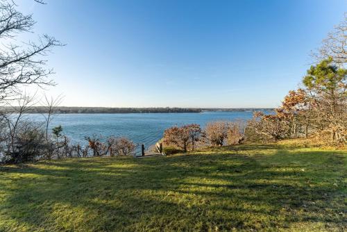 Private Beach Waterfront Oak-Bluffs Family Cottage