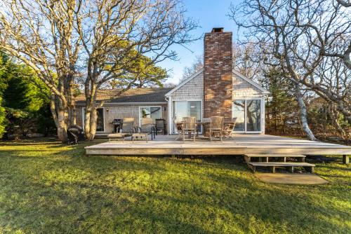 Private Beach Waterfront Oak-Bluffs Family Cottage