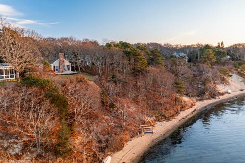 Private Beach Waterfront Oak-Bluffs Family Cottage