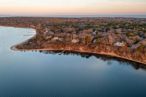 Private Beach Waterfront Oak-Bluffs Family Cottage