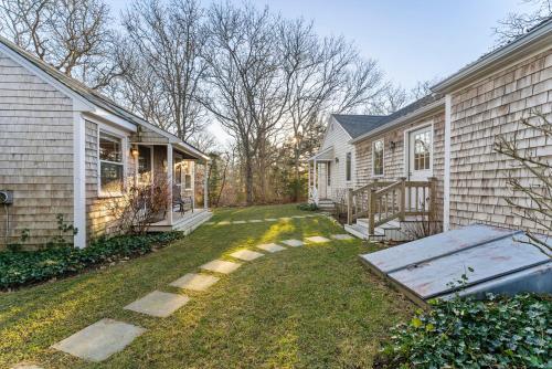 Private Beach Waterfront Oak-Bluffs Family Cottage