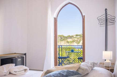 Double Room with Balcony room in Casa Le Tartane Guidaloca a un passo dal mare