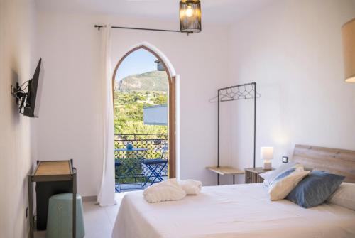 Double Room with Balcony image 2