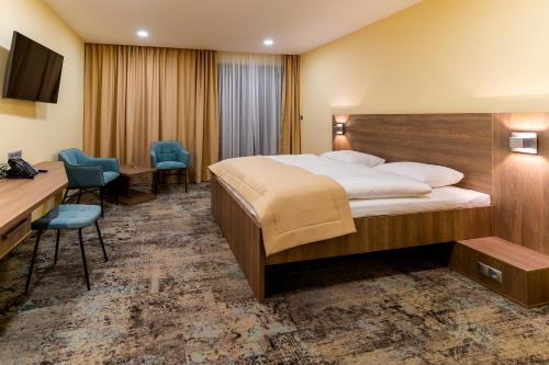 Double or Twin Room with Mountain View image 10