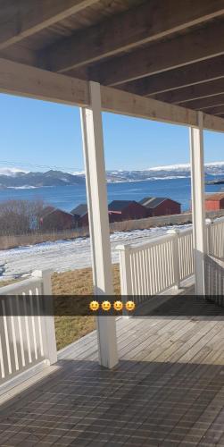 . Hus ved sjøen
