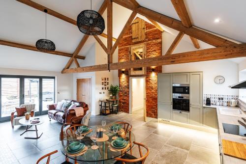 keuken, Pigeon House - Unique Barn with private garden, hot tub and wood burner in Plealey