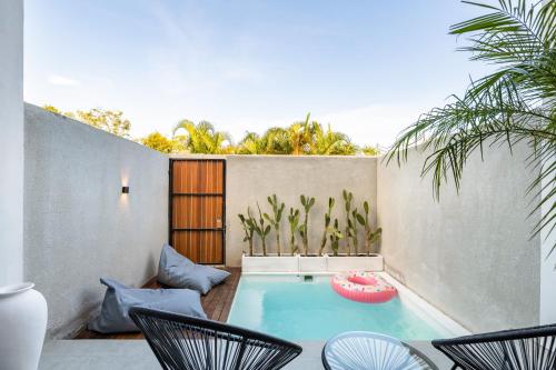 Four mins to beach/Atlas - 1 Bd LUXE Pool Loft