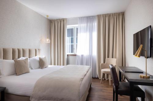 1 queen bed, 1 twin bed