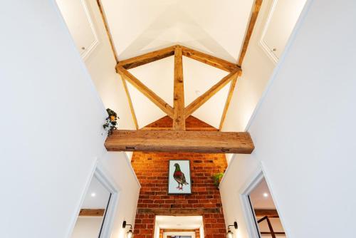 Ieeja, Pigeon House - Unique Barn with private garden, hot tub and wood burner in Plealey