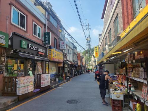 Newly renovated spacious 2 bedroom unit in HBC #1, Seoul (photo 6)