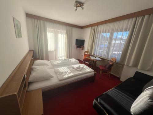 1 queen bed, 1 twin bed