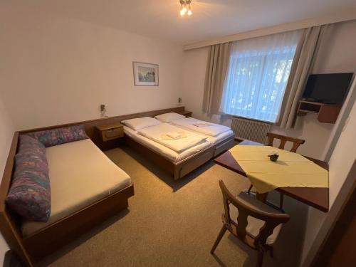 1 queen bed, 1 twin bed