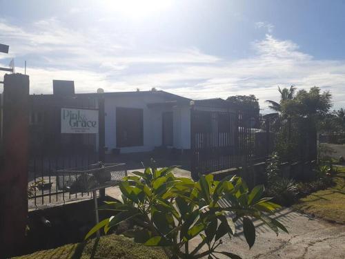 Entire 3 bedroom Fully Furnished House 6 Guests - image 5