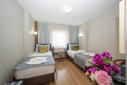Standard Double Room image 9