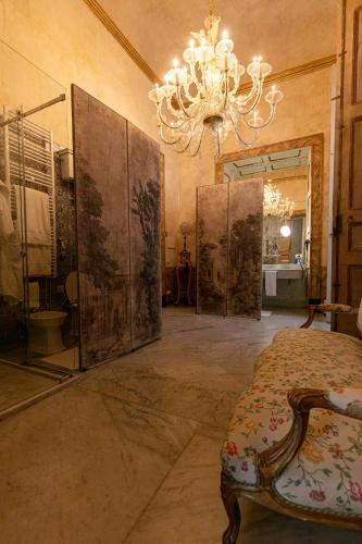 Superior King Room image 6