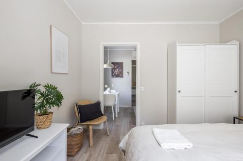 B&B Espoo - Comfy flat with AC, free parking&1 min to bus stop - Bed and Breakfast Espoo