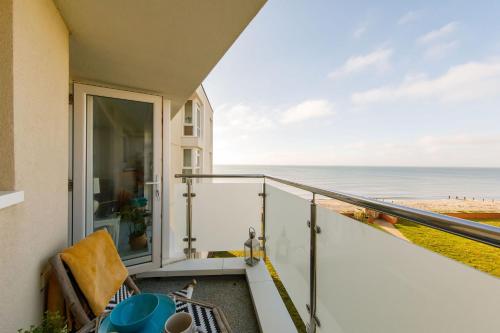 Two Bed Seafront Escape in East Wittering - Apartment