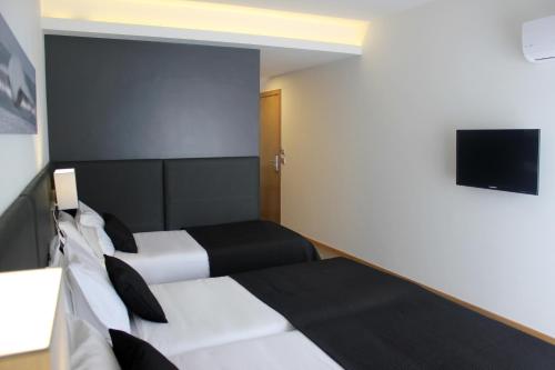 3 twin beds