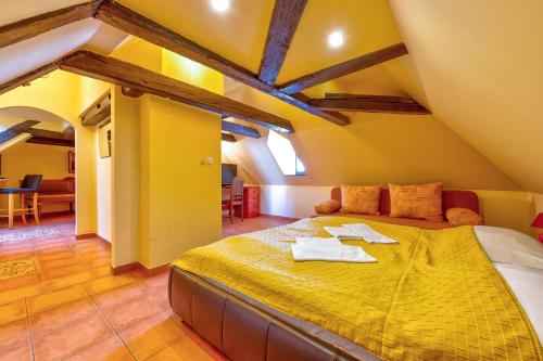 1 double bed, 2 sofa beds
