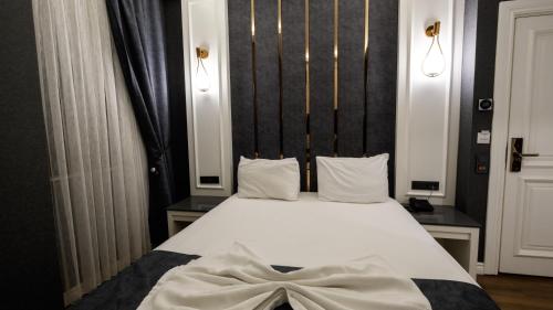 Budget Double or Twin Room without Windows image 7