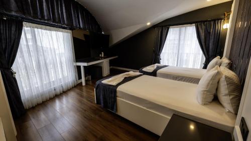Superior Twin Room image 3