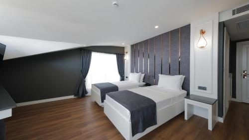 Superior Twin Room image 4