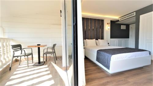 Superior Twin Room image 7