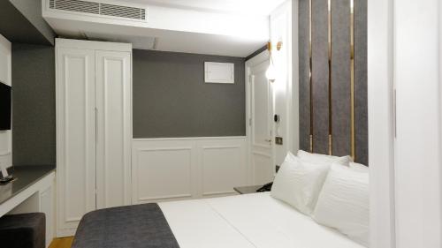 Budget Double or Twin Room without Windows image 6