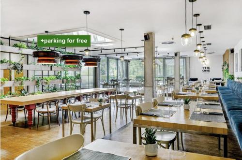 Restaurant, Blue Orange Business Resort Prague in Prague 09