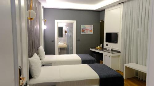 Budget Double or Twin Room without Windows image 8