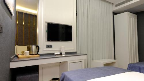 Budget Double or Twin Room without Windows image 5