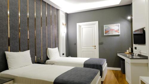 Budget Double or Twin Room without Windows image 4